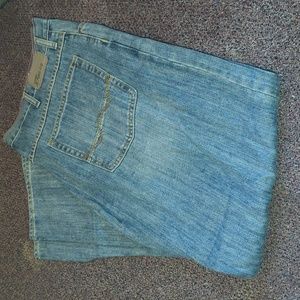 Wrangler Blue Relaxed Jeans with Classic Denim Style